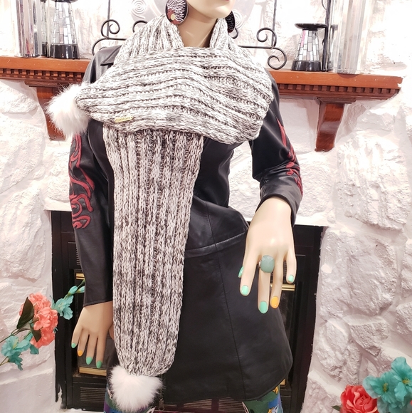 🆕️ NWT BeBe Cable Knit Scarf🧣with Pom Poms☃️ - Picture 7 of 9